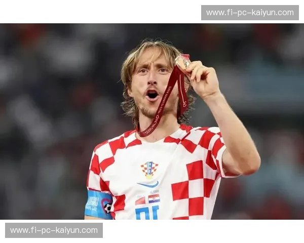 宿命的红白狂想曲：当格子军团遇见星月战神，绿茵场上的灵魂博弈